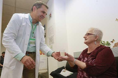Fernando ofrece caramelos a una paciente en el hospital de día de radioterapia.-RAÚL G. OCHOA