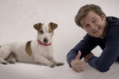 El perro Ramsés y el actor Salva Reina, protagonistas de la comedia de TVE-1 Sabuesos.-TVE