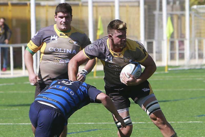 Wagenaar escapa del placaje de un jugador delBera Bera, ayer, en San Amaro.-RAÚL OCHOA