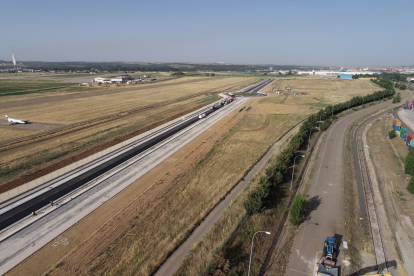 Terenos y urbanización de la ampliación del centro de transportes, con las vías de la terminal de mercancías y el aeropuerto de Burgos. ECB