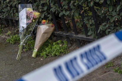 Flores en el barrio de Leyton donde murió asesinado David Martínez.-AFP