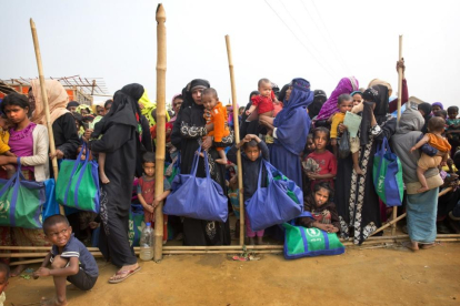 Mujeres rohinyás en un campo de refugiados en Bangladés.-/ AP / MANISH SWARUP (AP)