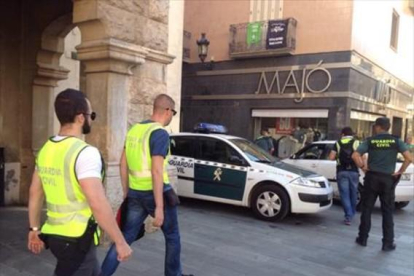 Agentes de la Guardia Civil salen de registrar el Ayuntamiento de Sant Celoni, el 28 de agosto del 2015.-HELENA LÓPEZ