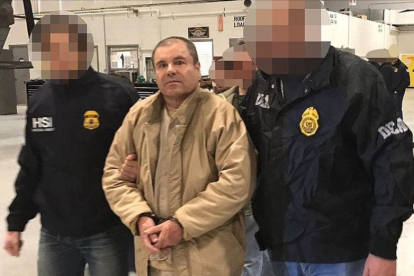 Joaquín El Chapo Guzmán, escoltado en Ciudad Juárez por la policía mexicana para su extradición a Estados Unidos.-AFP