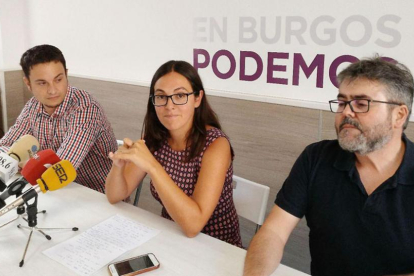 Félix Díez, Laura Domínguez e Ignacio Lacámara, de Podemos, ayer, en la rueda de prensa.-ECB