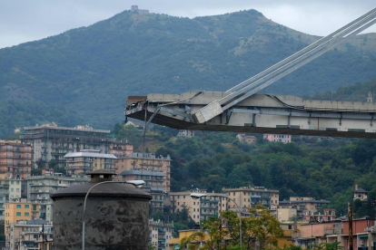 Los escombros del puente que ha colapsado en Génova.  /-ANDREA LEONI