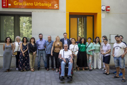 El alcalde y las concejalas de Servicios Sociales y Sanidad visitaron ayer las instalaciones del centro ‘Graciliano Urbaneja’.-SANTI OTERO