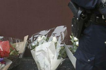 Un policía permanece de guardia frente al resturante 'Le Carrillon'.-REUTERS