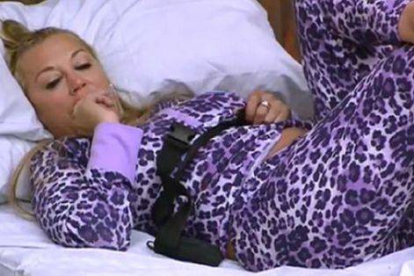 Esteban tumbada en uno de los sofás de la casa de Gran Hermano VIP.-