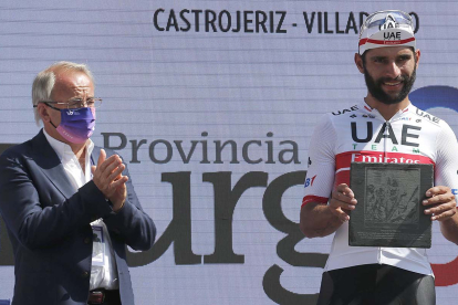 Fernando Gaviria recoge un premio en el podio de honor. SANTI OTERO