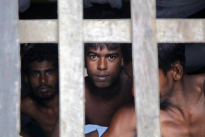 Immigrantes Rohinyás rescatados en Myanmar tras fugarse de Bangladesh.-Foto: EFE / NYUNT WIN