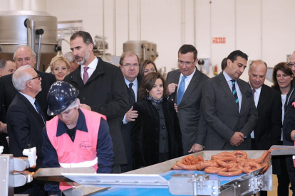 El Rey, acompañado entre otros por Pedro Ballvé, Soraya Saénz de Santamaría y Juan Vicente Herrera, oberva uno de los procesos de la planta.-ISRAEL L. MURILLO