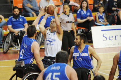 El Servigest tuvo que trabajar muy duro para derrotar en el segundo partido de la jornada al Vistazul.-ISRAEL L. MURILLO