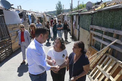 El alcalde de Burgos, Daniel de la Rosa, conversa con dos vecinas del poblado chabolista de El Encuentro.-RAÚL G. OCHOA