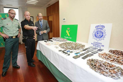 La droga en forma de ‘bellotas’ incautada por la Policía Nacional y la Guardia Civil, junto con el dinero, el arma y los móviles.-RAÚL G. OCHOA