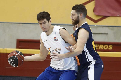 Goran Huskic en plena acción contra UCAM Murcia-ACB.com