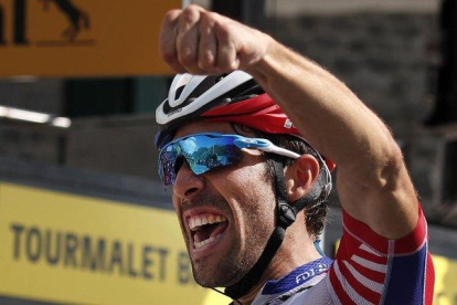 Thibaut Pinot celebra la victoria en el Tourmalet.-EFE EPA / YOAN VALAT