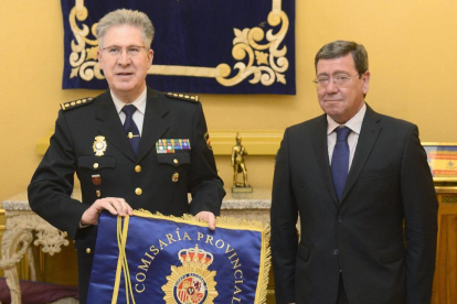 José María Calle Leal y César Rico durante la entrega del guión.-RICARDO ORDÓÑEZ (ICAL)