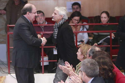 Juan Vicente Herrera saludó al presidente de la Asociación Francisco de Enzinas, Miguel Ángel Vieira.-Raúl Ochoa