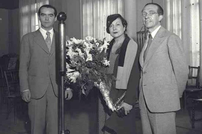 Federico Garcia Lorca junto a la actriz Margarita Xirgu y el dramaturgo Cipriano Rivas Cherif, en Barcelona en 1931. /-JOSEP BRANGULI
