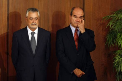 José Antonio Griñán (izquierda), junto al también expresidente andaluz Manuel Chaves, ambos implicados en el caso de los ERE, en septiembre del 2013, en Sevilla.-Foto:   REUTERS / MARCELO DEL POZO