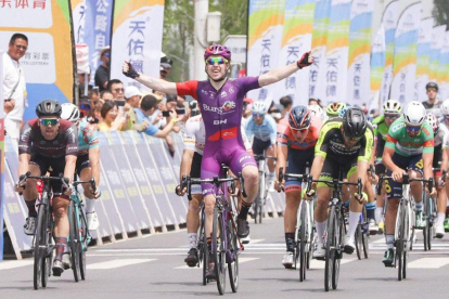 Matt Gibson alza los brazos en señal de triunfo en la última etapa del Tour del Lago Qinghai en China-ECB