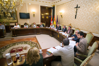 Imagen del Pleno celebrado hoy en la Diputación. TOMÁS ALONSO