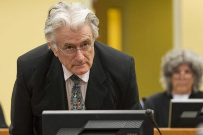 El exlider serbobosnio Radovan Karadzic durante su juicio en el Tribunal Penal Internacional para la antigua Yugoslavia  en La Haya, Holanda.-EFE