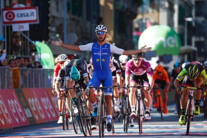Fernando Gaviria celebra su victoria en Messina.-LUK BENIES / AFP