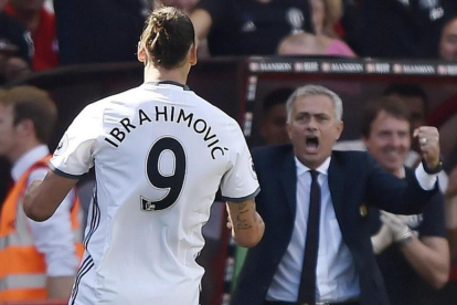 José Mourinho celebra el tercer gol de United ante el Bournemouth mientras su autor, Ibrahimovic, se dirige hacia él.-HANNAH MCKAY / REUTERS