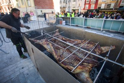 Además de exponer al público la sardina, la mañana se fue en degustaciones de comida y vermuts. TOMÁS ALONSO