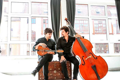 El mandolinista Avi Avital y el contrabajo Omer Avital actúan mañana.-