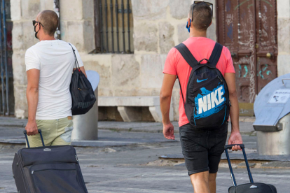Dos turistas caminan por la burgalesa plaza de La Flora. ISRAEL L. MURILLO