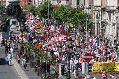 Manifestantes antiabortistas contrarios a la ley de la interrupción del embarazo recorren las calles de Dublín, el 6 de julio del 2013.-Foto:   AP / SHAWN POGATCHNIK