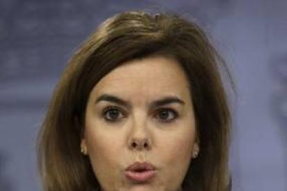 La vicepresidenta del Gobierno, Soraya Sáenz de Santamaría, durante la rueda de prensa que ha ofrecido hoy tras el Consejo de Ministros que ha estudiado el informe de la CORA.-Foto: EFE