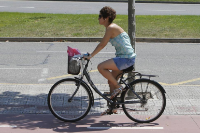 Una mujer se desplaza en bicicleta.-RAÚL G. OCHOA