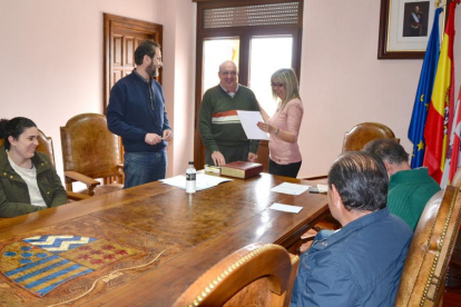 Los miembros de la corporación en el Pleno de ayer.-R. F.