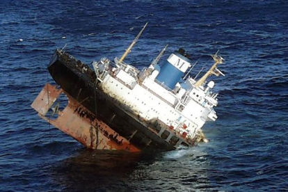 Imagen del 'Prestige', hundiéndose ante las costas gallegas, el 19 de noviembre del 2002.-AFP
