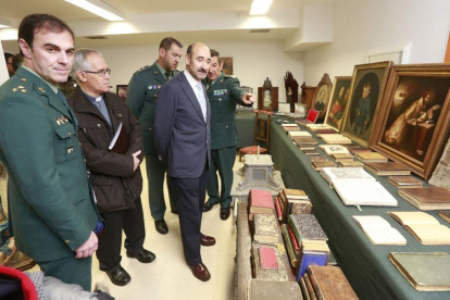 El subdelegado del Gobierno y mandos de la GuardiaCivil junto a piezas de arte sacro recuperadas de robos en iglesias de la provincia.-RAÚL G. OCHOA