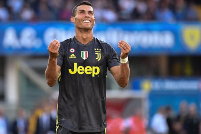 Cristiano Ronaldo se lamenta de una ocasión fallada ante el Chievo en Verona.-AFP / ALBERTO PIZZOLI