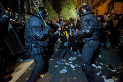 Los Mossos d’Esquadra realizan maniobras de dispersión puntuales.-AFP