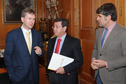 El concejal de Cultura y Turismo, Fernando Gómez (derecha), en un acto reciente de presentación de Fitur, con Javier Lacalle y César Rico.-ISRAEL L. MURILLO