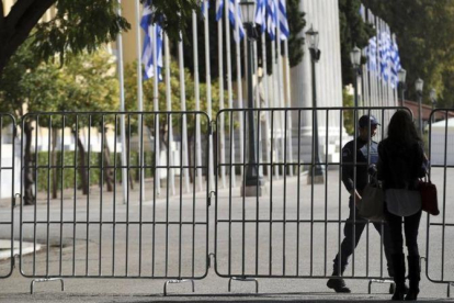 El centro de Atenas permanece vallado para garantizar la seguridad por la visita de Obama.-AP / YORGOS KARAHALIS