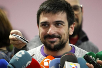 El dirigente de Podemos, Ramón Espinar, atiende a los medios.-EFE / JAVIER LÓPEZ