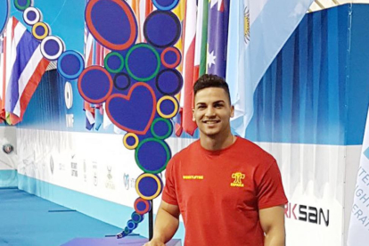 Junior Santana posa en la sede del Mundial.-TWITTER