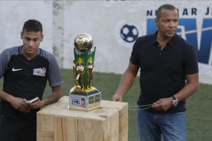 Neymar y su padre en un evento deportivo.-EFE / SEBASTIAO MOREIRA