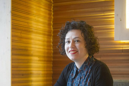 Sabela Aldrey, con su segundo poemario en primer plano.-Israel L. Murillo