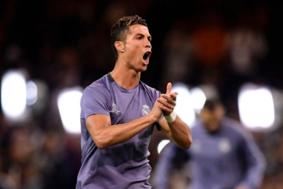 Cristiano Ronaldo arenga a sus compañeros durante el calentamiento del Madrid antes de la final de la Champions-UEFA CHAMPIONS LEAGUE