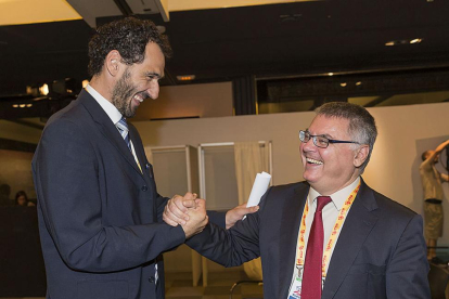 Garbajosa recibe la felicitación del presidente ejecutivo de ACB, Francisco Roca, ayer. BALONCESTOFEB-BALONCESTO FEB