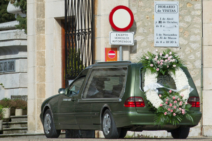 Las funerarias de Burgos ayudan a desbloquear el colapso mortuorio de Madrid. / ISRAEL L. MURILLO